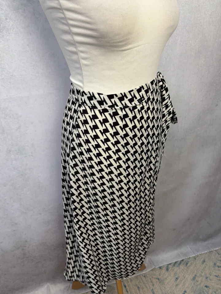 Boohoo Black Pencil Skirt Size 6 Knee Length Women's Polyester - Image 4 of 4