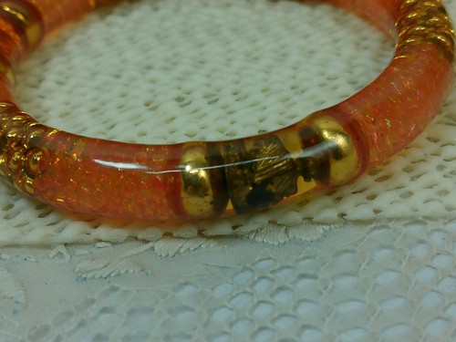 Vtg? Cased Gold Tone Beaded Buddha Figure Floating Worm Plastic Bangle Bracelet - Picture 7 of 21