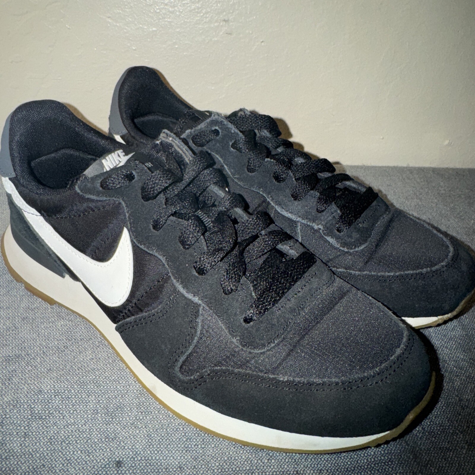 nike internationalist women black and white