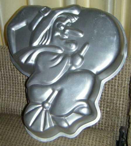 Vintage 1981 FLYING WITCH CAKE PAN Wilton 502-3398 Halloween  - Picture 1 of 2