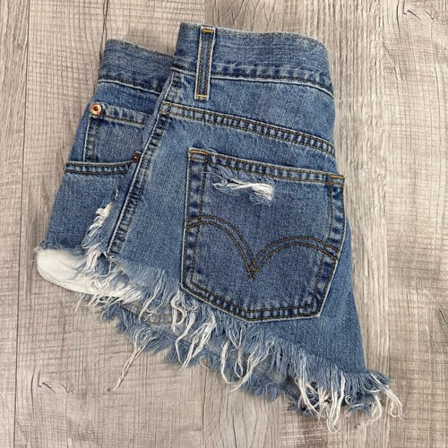 Pantalones Cortos Levi's Lavado Medio Corte Profundamente Envejecidos 550's Mujer 10 Azul Dobladillo Crudo - Imagen 5 de 8