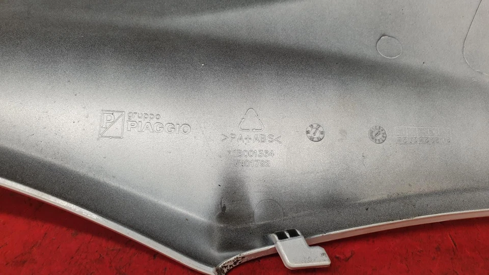 Piaggio Liberty 125 2023 capó asiento izquierdo Foto 4 de 4