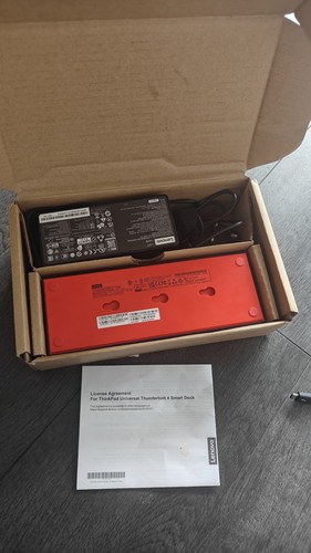 Lenovo Universal Thunderbolt 4 Smart Dock 40B10135UK - Black 135w psu
