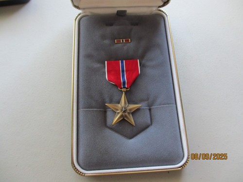 VINTAGE WW2 (?) BRONZE STAR MEDAL & LAPEL PIN BADGE SOLDIER'S NAME ON REVERSE