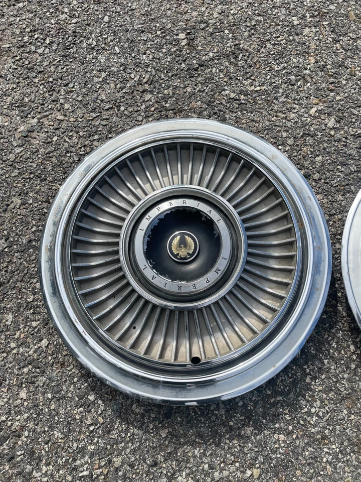 Tapacubos de fábrica Chrysler Imperial 1966 15 pulgadas cubiertas de rueda Foto 3 de 4