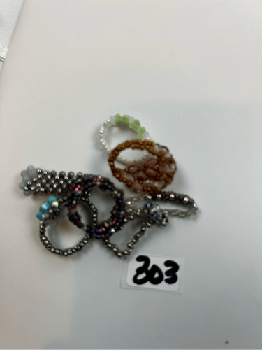 Lot of 7 rings- small beaded designs -Multi colors - Picture 6 of 6