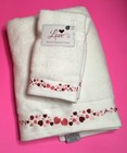 LOVE HEARTS BATH & 2 FINGERTIP WHITE TOWELS SET Embroidered NWT