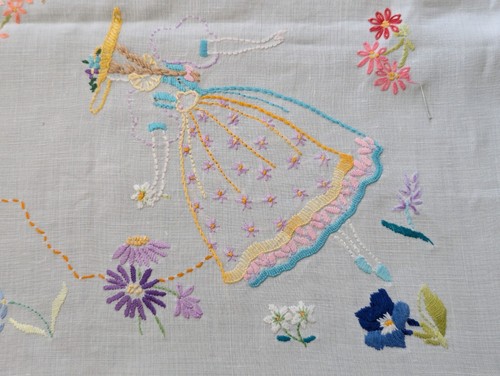 42"x 40.5" VTG WHITE 100% Linen TABLECLOTH Hand Emb w/4 BELLES on corners PREOWN - Bild 5 von 19
