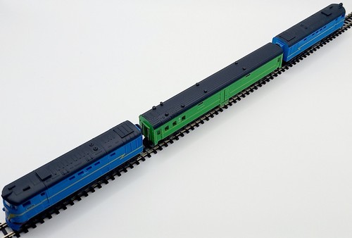 Z Gauge Scale Diesel Locomotive Model Railway Train - Picture 5 of 9