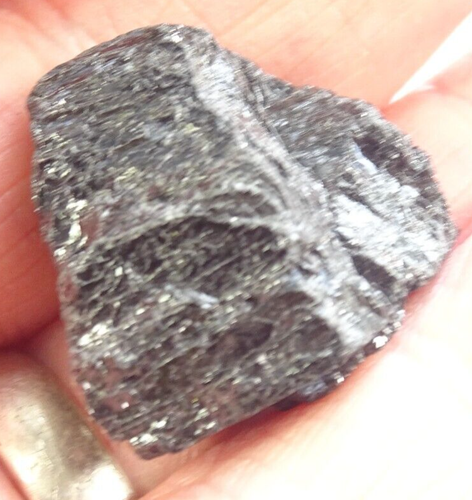 NATÜRLICHER SCHWARZER TURMALIN (SCHORL) STÜCK - 3,1 x 2,9 x 1,8 cm 28,64 gms #2 - Bild 3 von 4