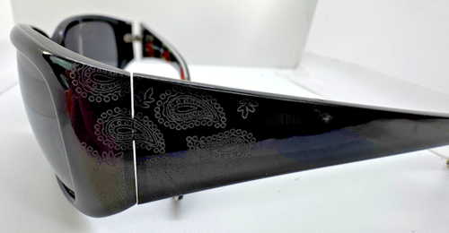 Vera Bradley Elizabeth Sunglasses with then VB pattern on the inside - Picture 3 of 9
