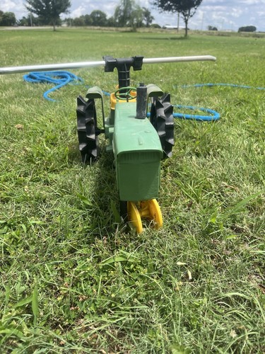 John Deere 4010 Diesel Tractor Traveling Lawn Sprinkler DieCast Working Tested - Picture 2 of 7