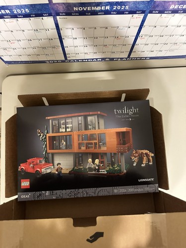 LEGO: TWILIGHT The Cullen House (21354) Complete With Minifigures IN HAND - Picture 1 of 13