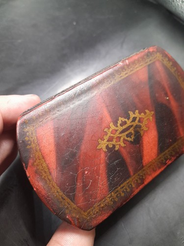 Antigua caja de tabaco de papel maché rojo llama y negro 9 Cms - Imagen 10 de 14
