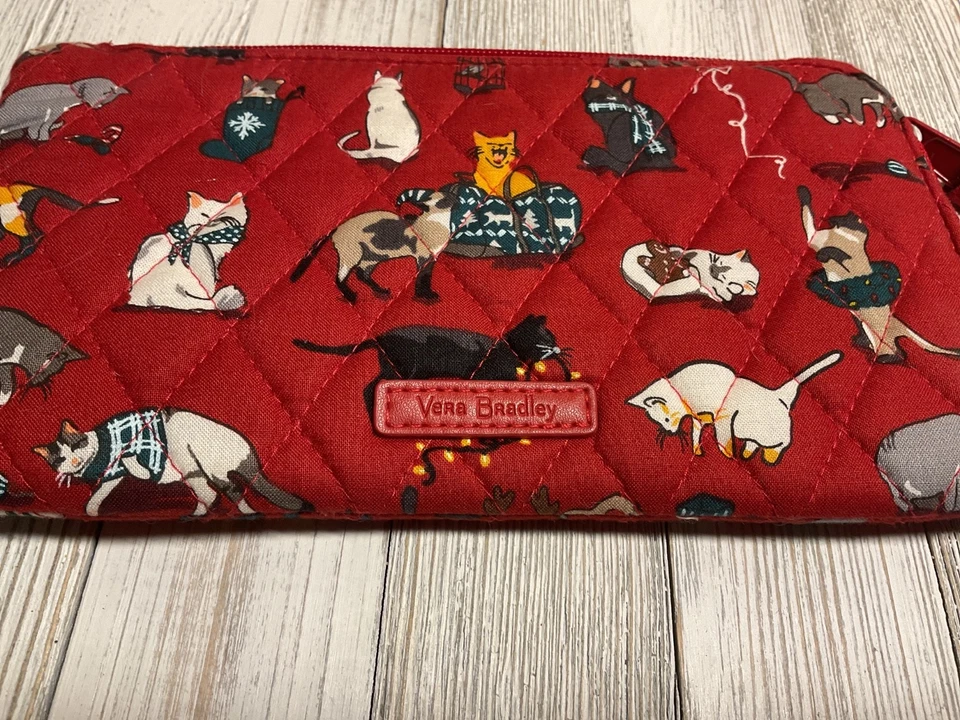 Cartera Muñequera Vera Bradley Holiday Cats Roja RFID 2021 Colección Navidad Foto 2 de 4