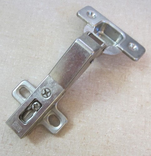 Salice 45° Angled Hinge 2P5 (2AMC), Self Close, Screw-On Plate H0, Hard to find! - Picture 4 of 4