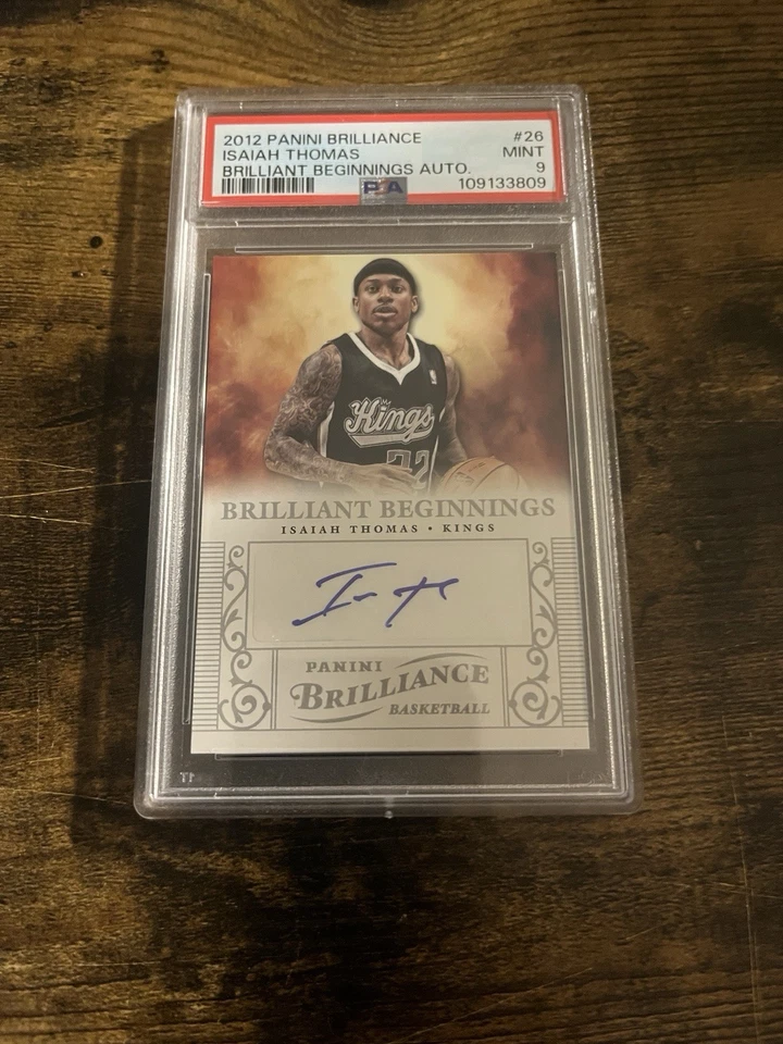 Autógrafos Panini Brilliance Brilliant Beginnings 2012-13 #26 Isaiah Thomas PSA9 Foto 3 de 4