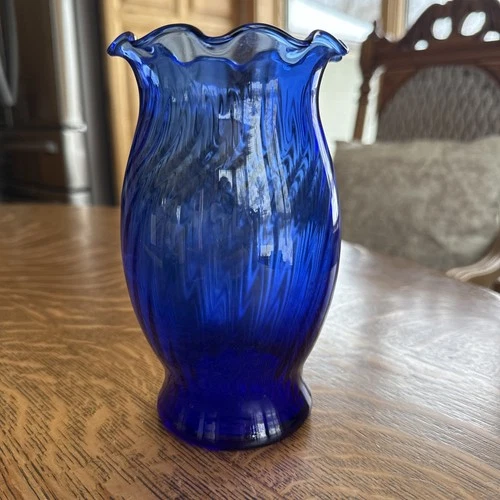 Anchor Hocking Vintage cobalt blue swirl glass vase with a ruffled edge. 6.5”