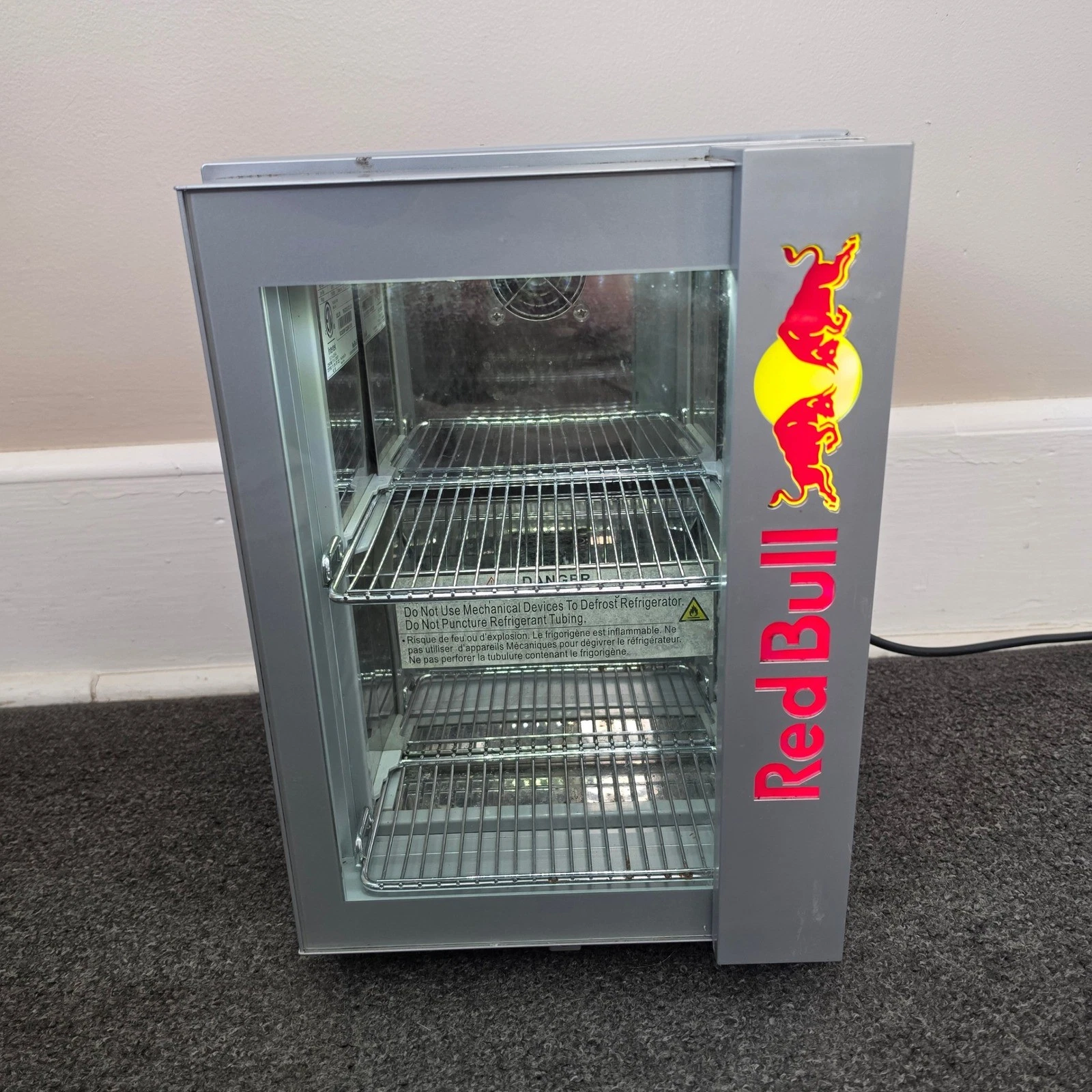 Red Bull Mini Fridge RB-BC2020 Countertop Cooler Silver Glass Door Bar Fridge
Opens in a new window