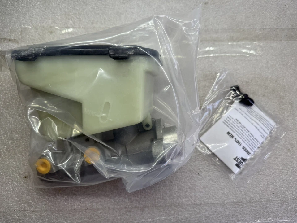 Brake Master Cylinder CARQUEST MCA390321 - Image 2 of 4