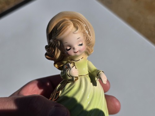 Figura De Colección Josef Originals Love Is Forever Girl, Vestido Verde, Mariposa, Biblia - Imagen 9 de 15