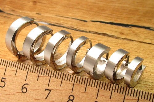 Herren Ohrringe Titan Stäbchen Edelstahl Creolen Kantig Matt Silber Ø 12 - 18 mm - Picture 2 of 34