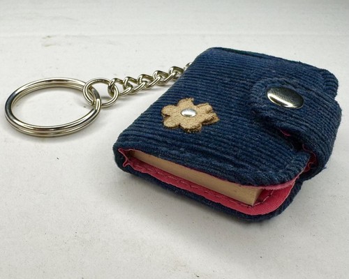 Portachiavi mini quaderno vintage Y2K anni 90 carta giornale blu navy velluto a coste rosa caldo - Foto 2 di 6