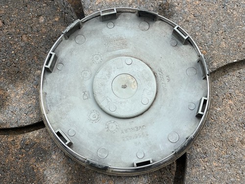 BUICK LESABRE OEM WHEEL CENTER CAP SILVER FINISH 9592738 1997-2000 1 BROKEN TAB - Picture 2 of 2