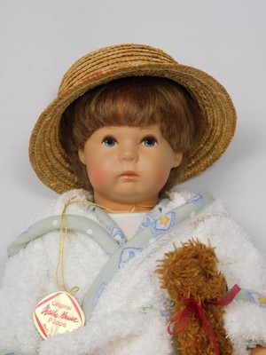 WONDERFUL UFDC 2001 KATHE KRUSE FRITZEL IN BOX WITH EXTRA SET OF CLOTHES & DOG