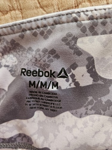 Leggings para mujer Reebok gris camuflaje bolsillos laterales entrepierna 25", medianos - Imagen 7 de 9