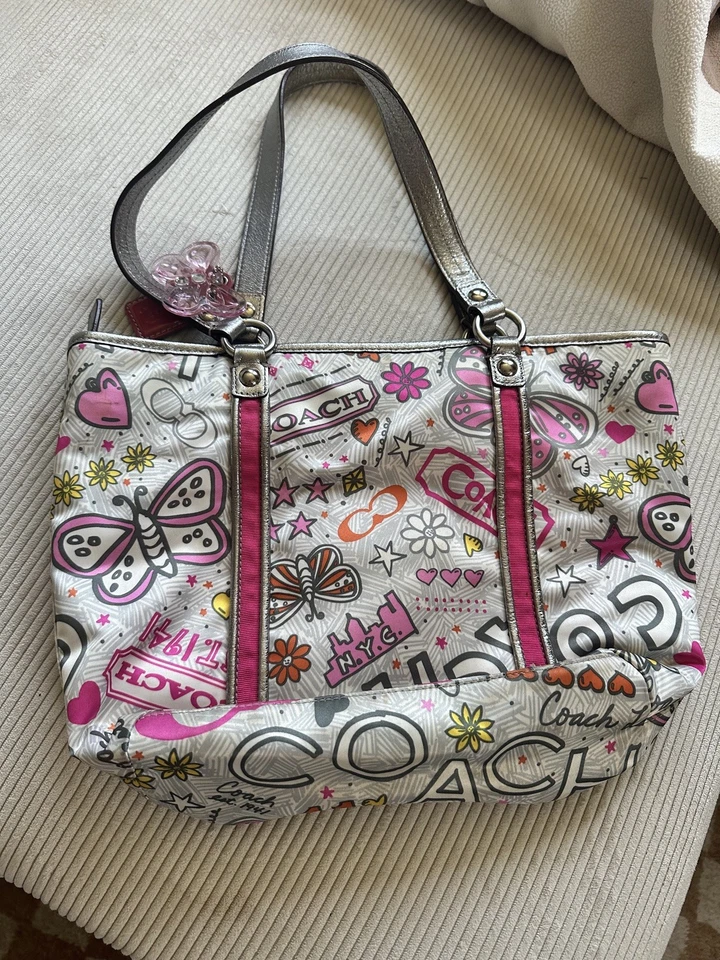 Bolso de Hombro Cartera COACH Vintage Y2K Bandana Graffiti Mariposa F15712 Usado en Excelente Condición Foto 2 de 4