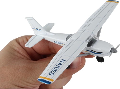 Daron Runway24 Cessna 172 2000 Skyhawk Blue/White 1:87 Scale Diecast...  - Picture 4 of 5