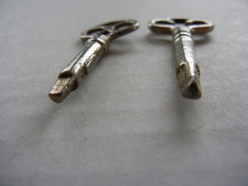 VINTAGE TREADLE SEWING MACHINE KEYS LOT OF (2) - Picture 4 of 6