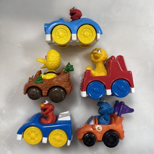 Sesame Street Elmo Junction Rails & Roads 2-in-1 Car Train Set Plus BONUS Racers - Picture 12 of 12
