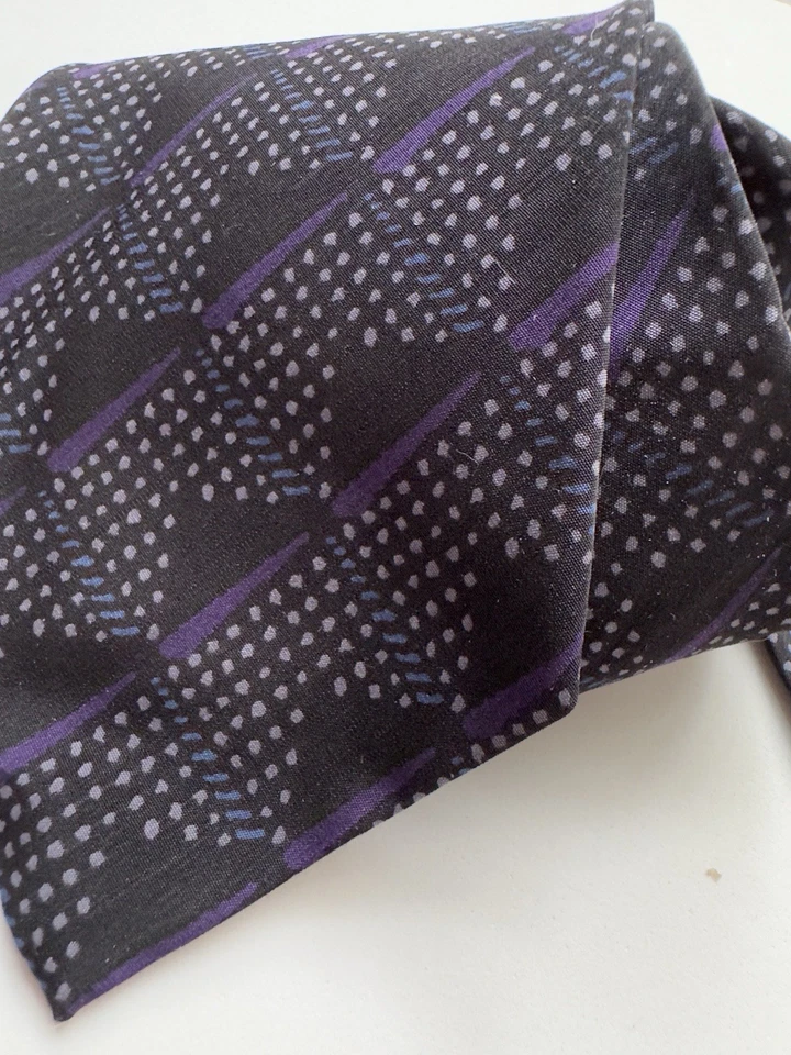 Corbata de poliéster vintage OLEG CASSINI negra púrpura hecha en EE. UU. Foto 3 de 4