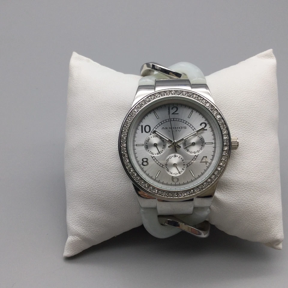 Reloj Akribos XXIV Mujer AK562WT Día Fecha 38mm Tono Plata Batería Nueva 6.25" Foto 2 de 4