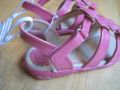 Kleinkind Mädchen HEISS ROSA GLÄNZEND LACK BLUMEN RIEMCHEN Sandalen Neu mit Etikett 7 - Bild 5 von 7