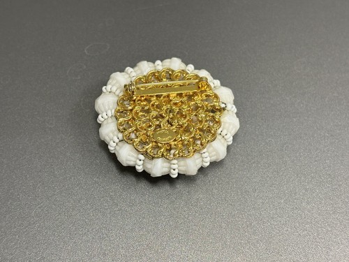 Vintage Hattie Carnegie White Bead Brooch - Picture 3 of 4