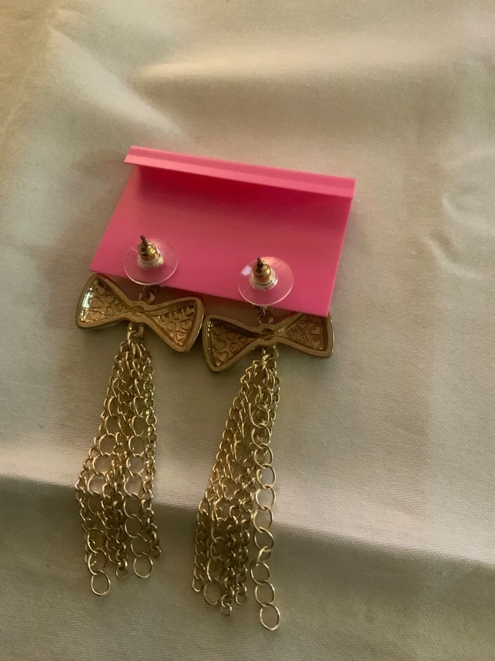 Pendientes de borla con lazo a lunares negros Betsey Johnson Foto 4 de 4