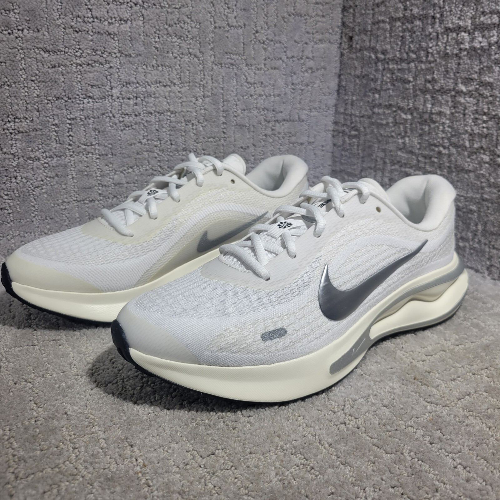 Nike Journey Run Womens Size 9 US White Metallic Silver Running Shoes FJ7765-104