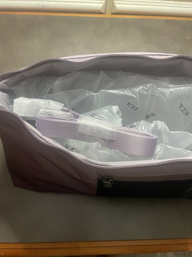 TUMI VOYAGEUR KAUAI YOGA BANDOLERA BOLSO DE VIAJE Y BOLSO DE YOGA $395 - Imagen 5 de 6