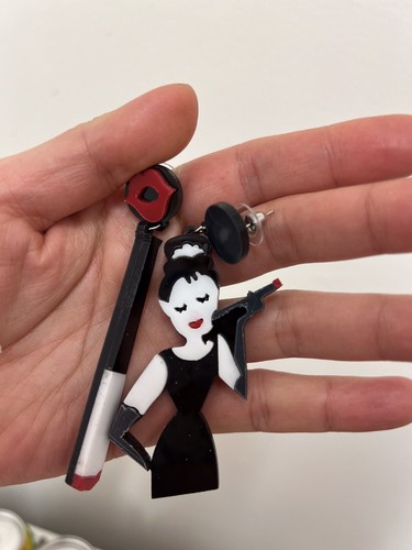 Audrey Hepburn Breakfast Tiffany’s Quirky Retro Vintage Statement Drop Earrings - Picture 5 of 6