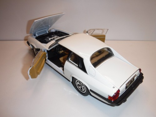 Road Signature 92658 1975 Jaguar XJS, 1/18 White Preowned! - Picture 2 of 5
