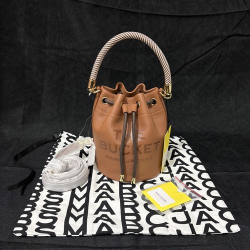 Bolso Bandolera Marc Jacobs The Bucket Cuero Cubo Aceite de Argán Tostado Nuevo $395 - Imagen 13 de 13