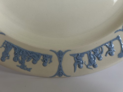 Antike Wedgwood Sahnegeschirr Platte neoklassizistisch hellblau Relief um 1917 12 1/2" - Bild 4 von 9