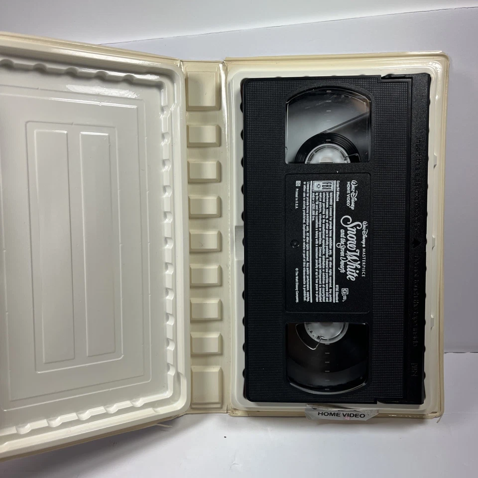 Vintage VHS Tapes: Snow White - Walt Disney Masterpiece - USED - Image 3 of 4