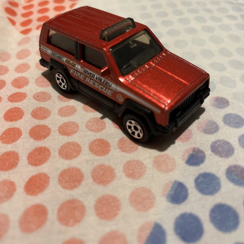 2018 MATCHBOX JEEP CHEROKEE POLICE RIVER VALLEY FIRE RESCUE RED 3" DIECAST SUV - Image 4 of 4