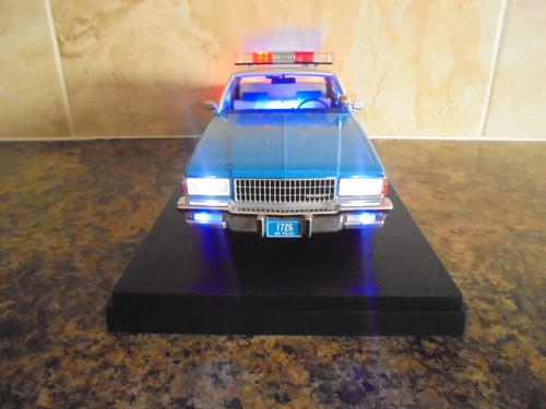 STUNNING GREENLIGHT 1/18 NEW YORK POLICE CHEVY CAPRICE WITH WORKING LIGHTS CASED - Picture 4 of 19