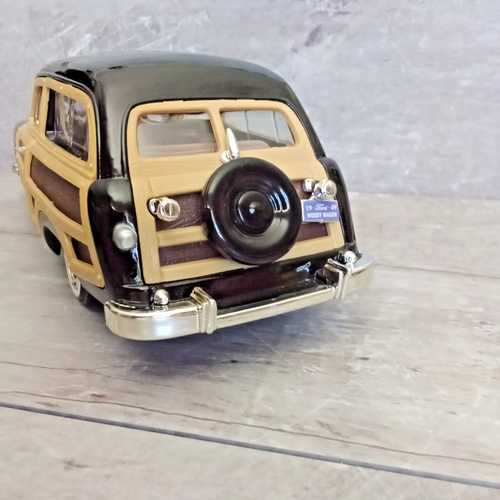 1949 Ford Woody Wagon - Black - 1:24 - Diecast Model 73260 by Motormax - Picture 8 of 11