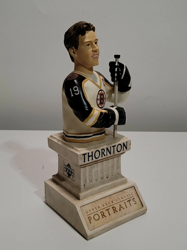 Figura Busto Retratos Clásicos De Colección Cubierta Superior Hockey Bruins #19 Joe Thornton Foto 2 de 4